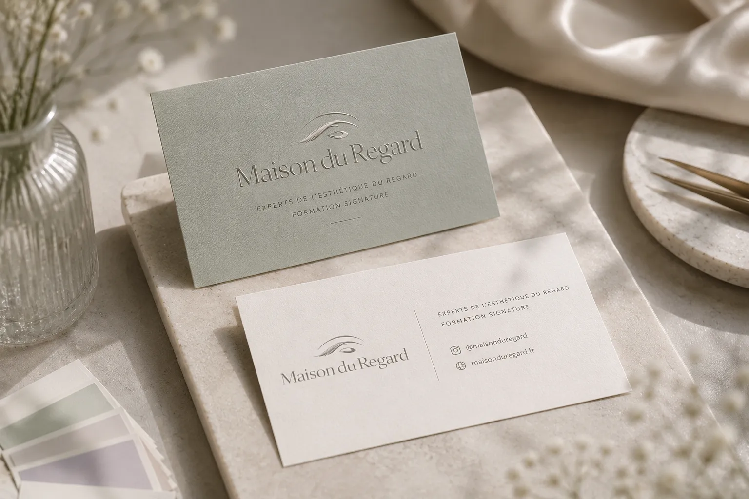 Maison du Regard — mockup principal de identidade visual